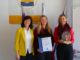 Certifikat Zdravju prijazna organizacija v roke direktorici BIC Ljubljana, gospe mag. Jasni Kržin Stepišnik